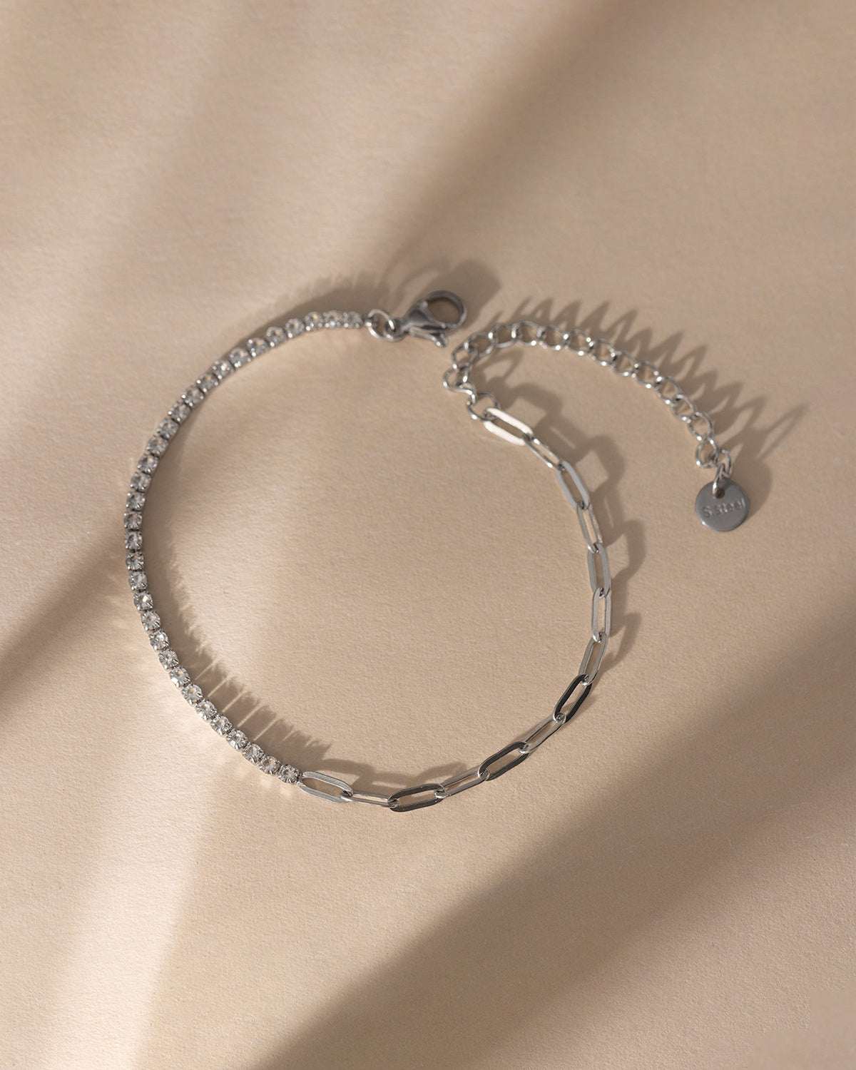 close up zirconia tennis bracelet detail
