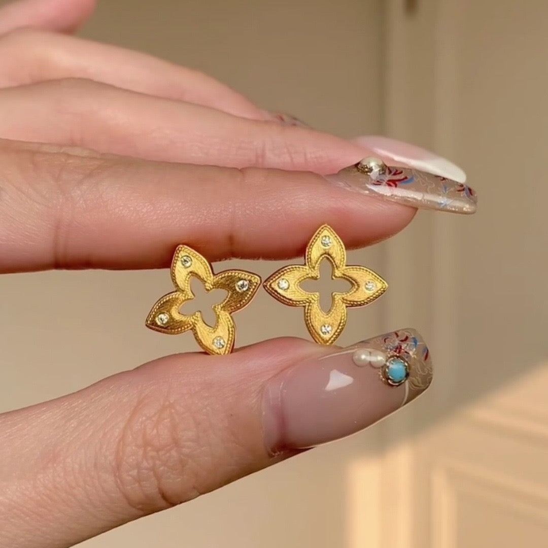 YUHE Vintage Brushed Hollow Clover Diamond Earrings