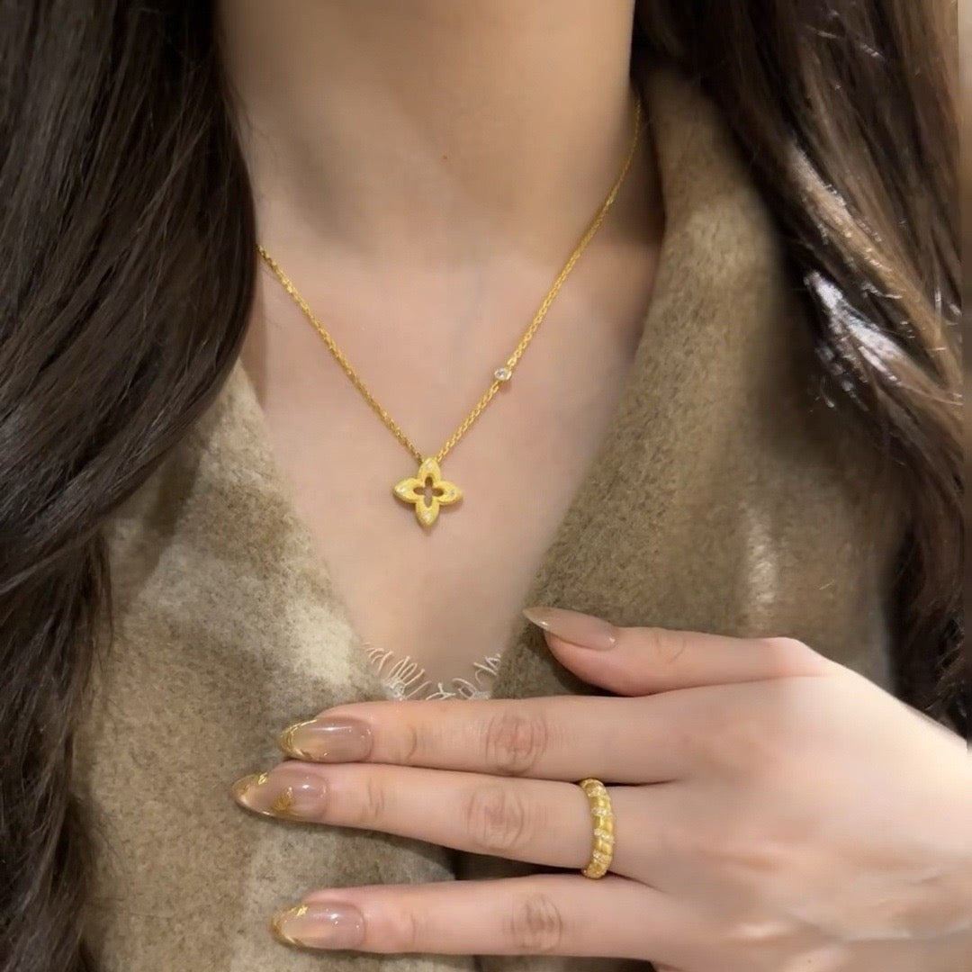 YUHE Brushed Gold Clover Necklace with Zircon