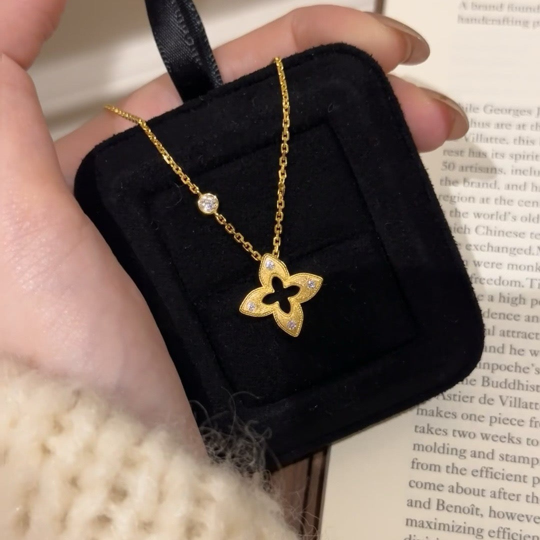 YUHE Brushed Gold Clover Necklace with Zircon