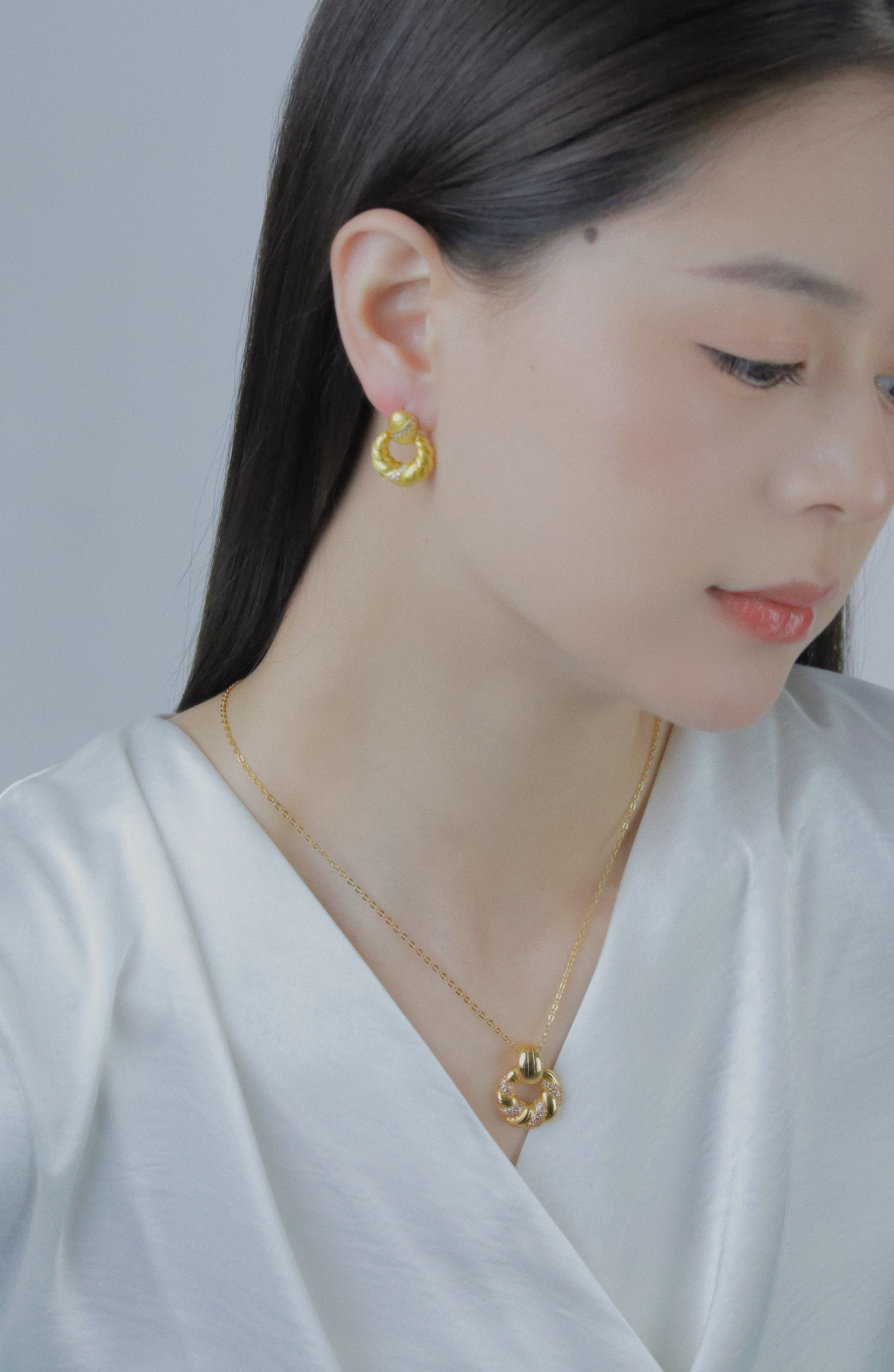 YUHE Gold Plated Twisted Ring Jewelry Set with Simulated Diamonds