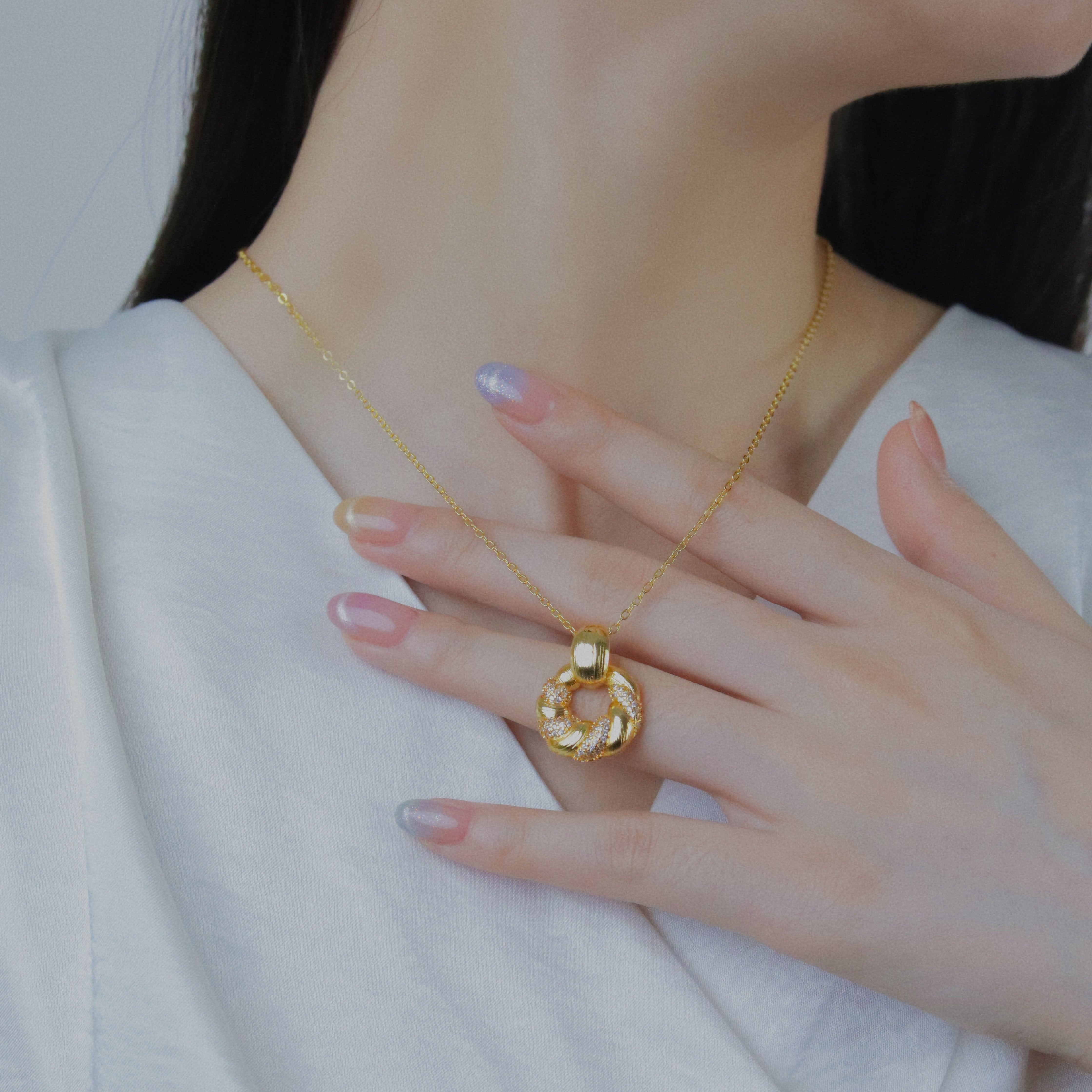YUHE French Vintage Brushed Lucky Gem Pendant Necklace
