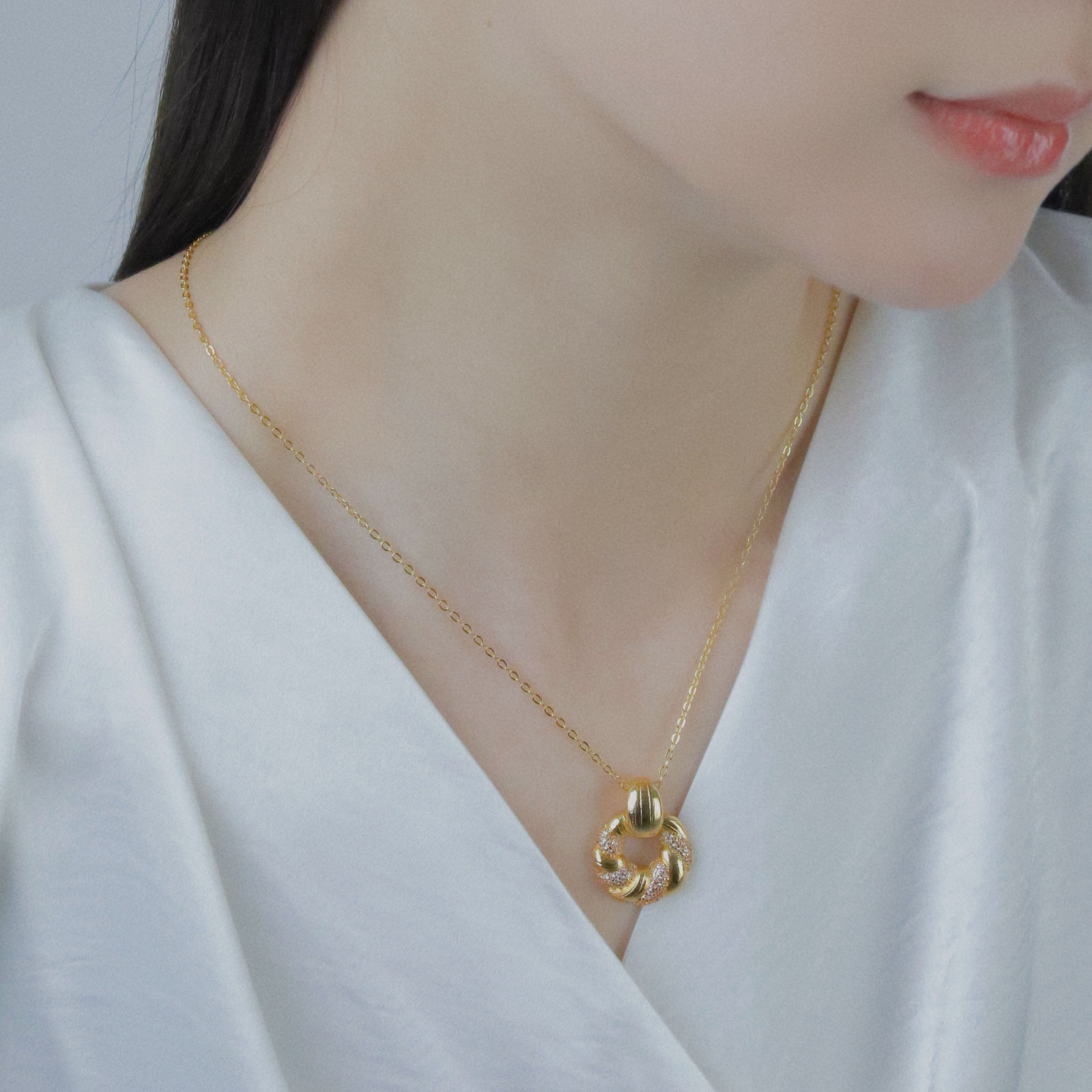 YUHE French Vintage Brushed Lucky Gem Pendant Necklace