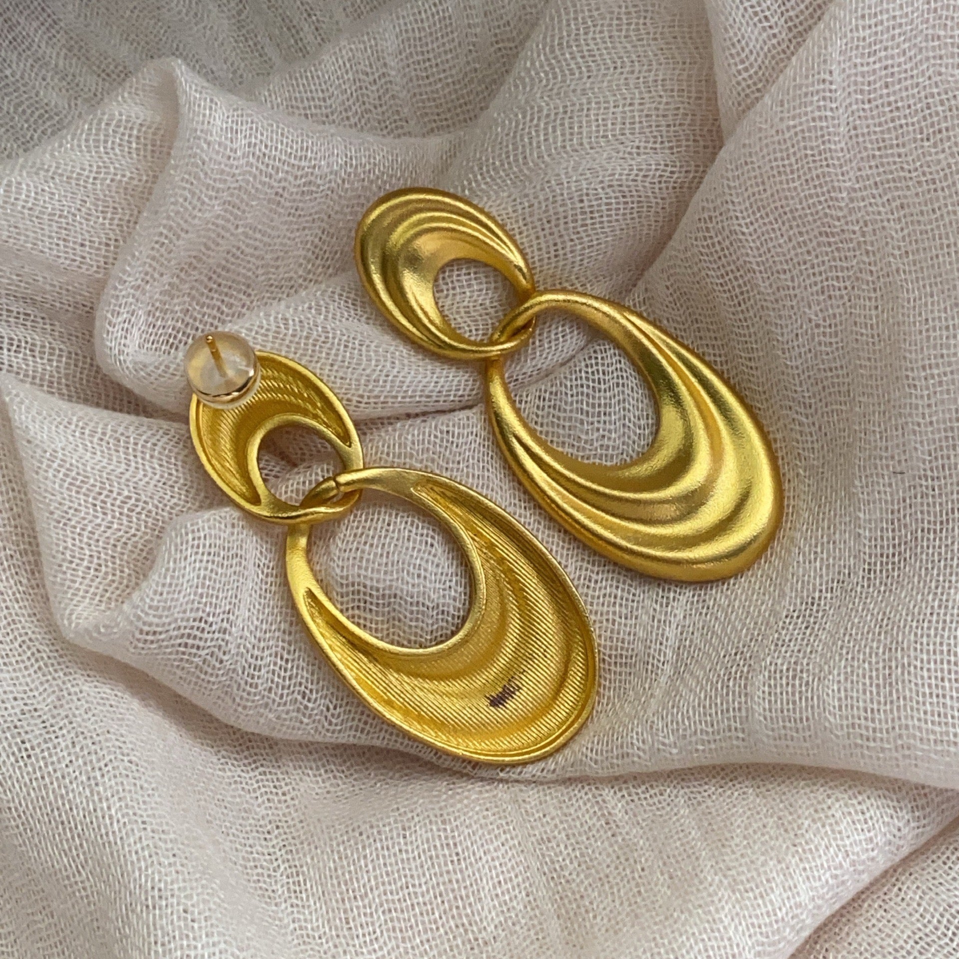 < Flowing Sand > Gold Hoop Earrings