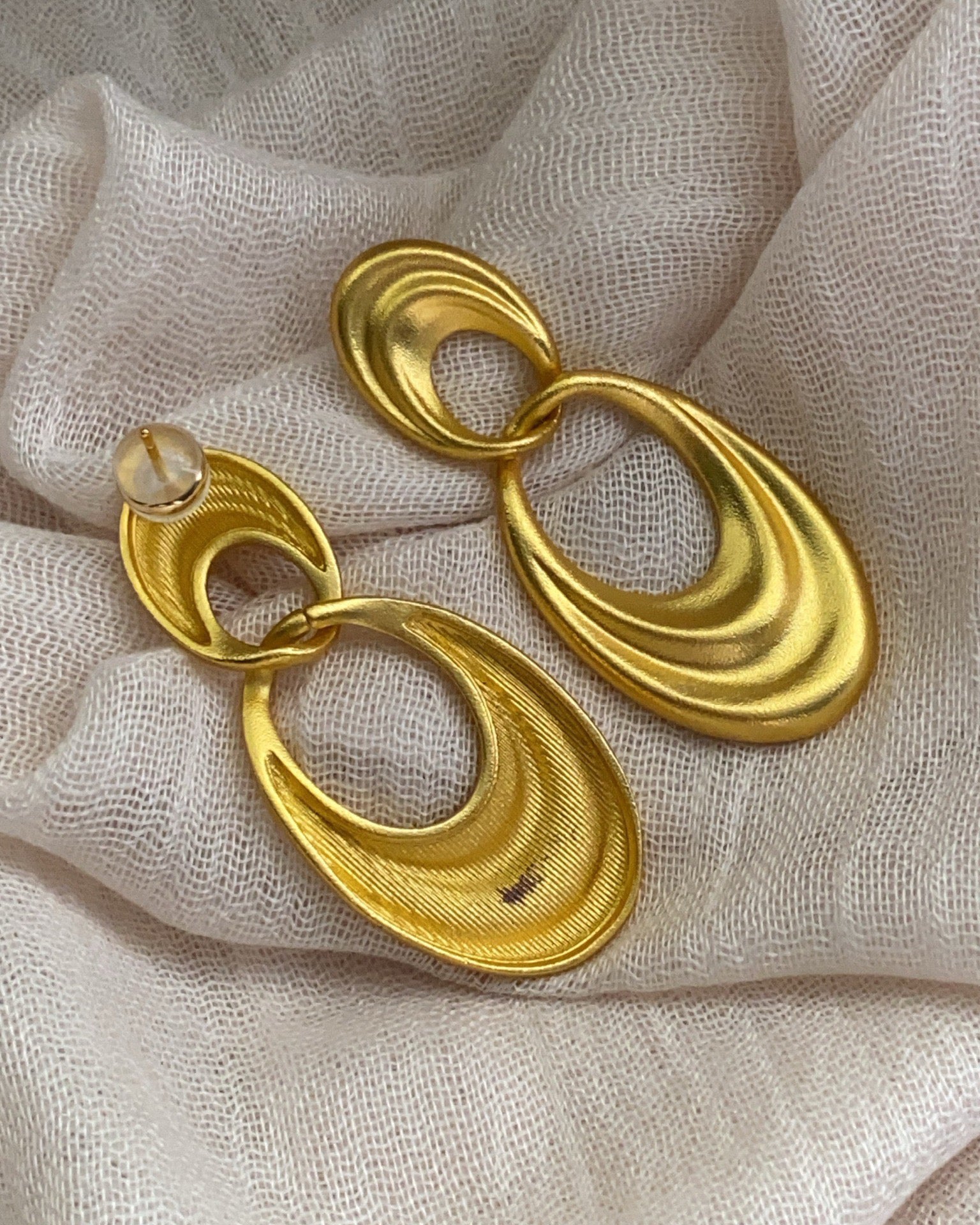 < Flowing Sand > Gold Hoop Earrings