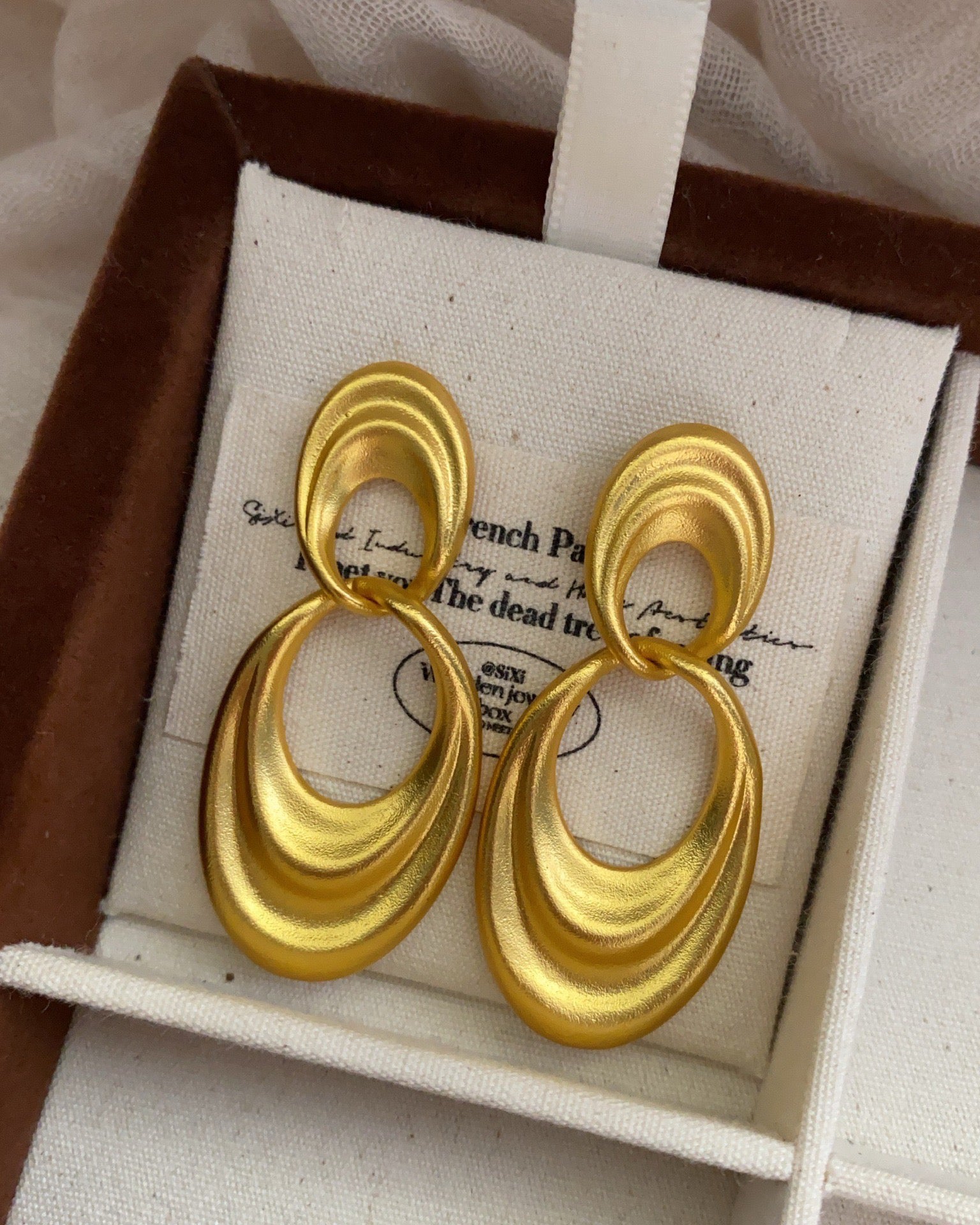 < Flowing Sand > Gold Hoop Earrings