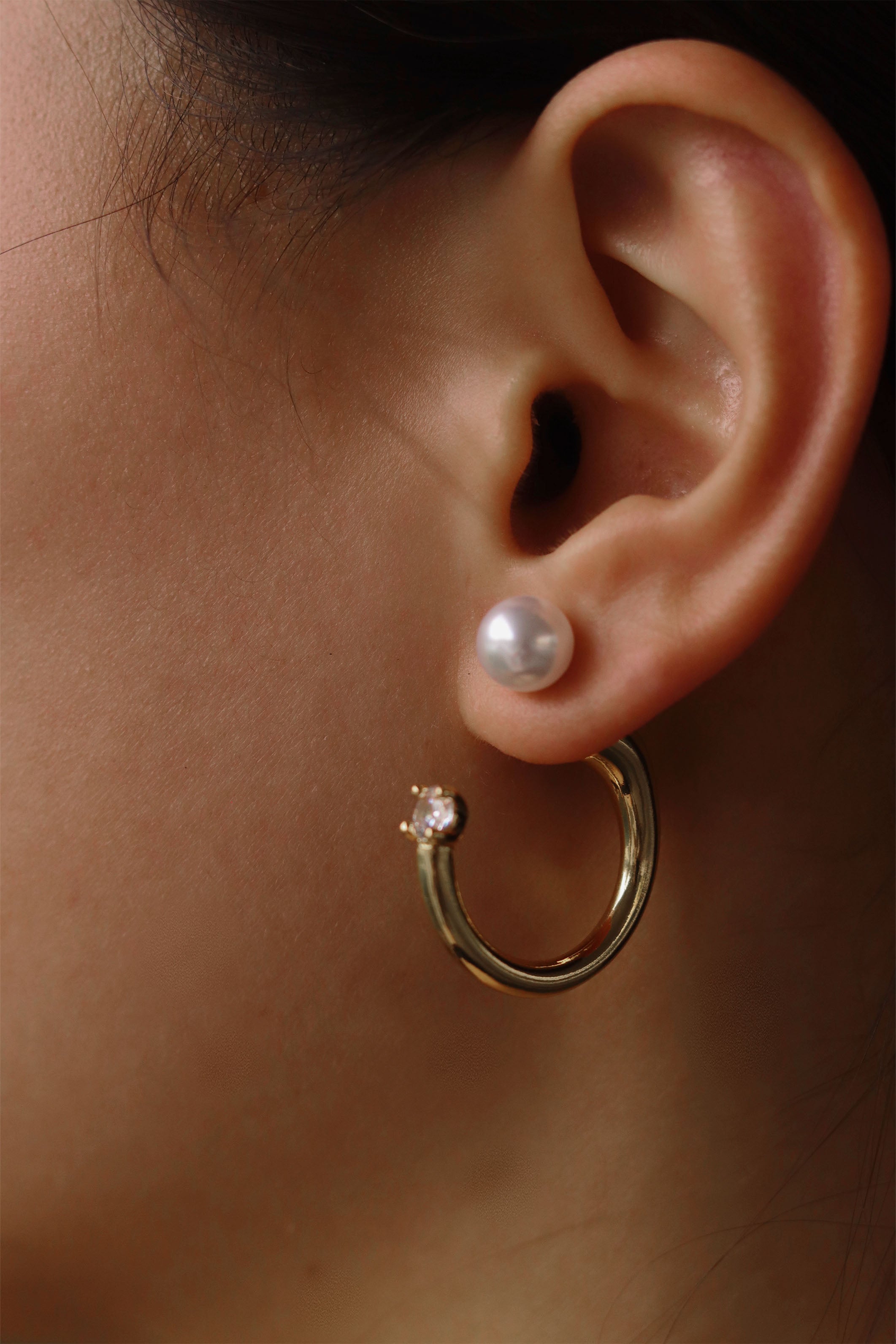 Exquisite Women's Pearl Earrings Half-enclosed Gold Earrings Simple Pearl Earrings