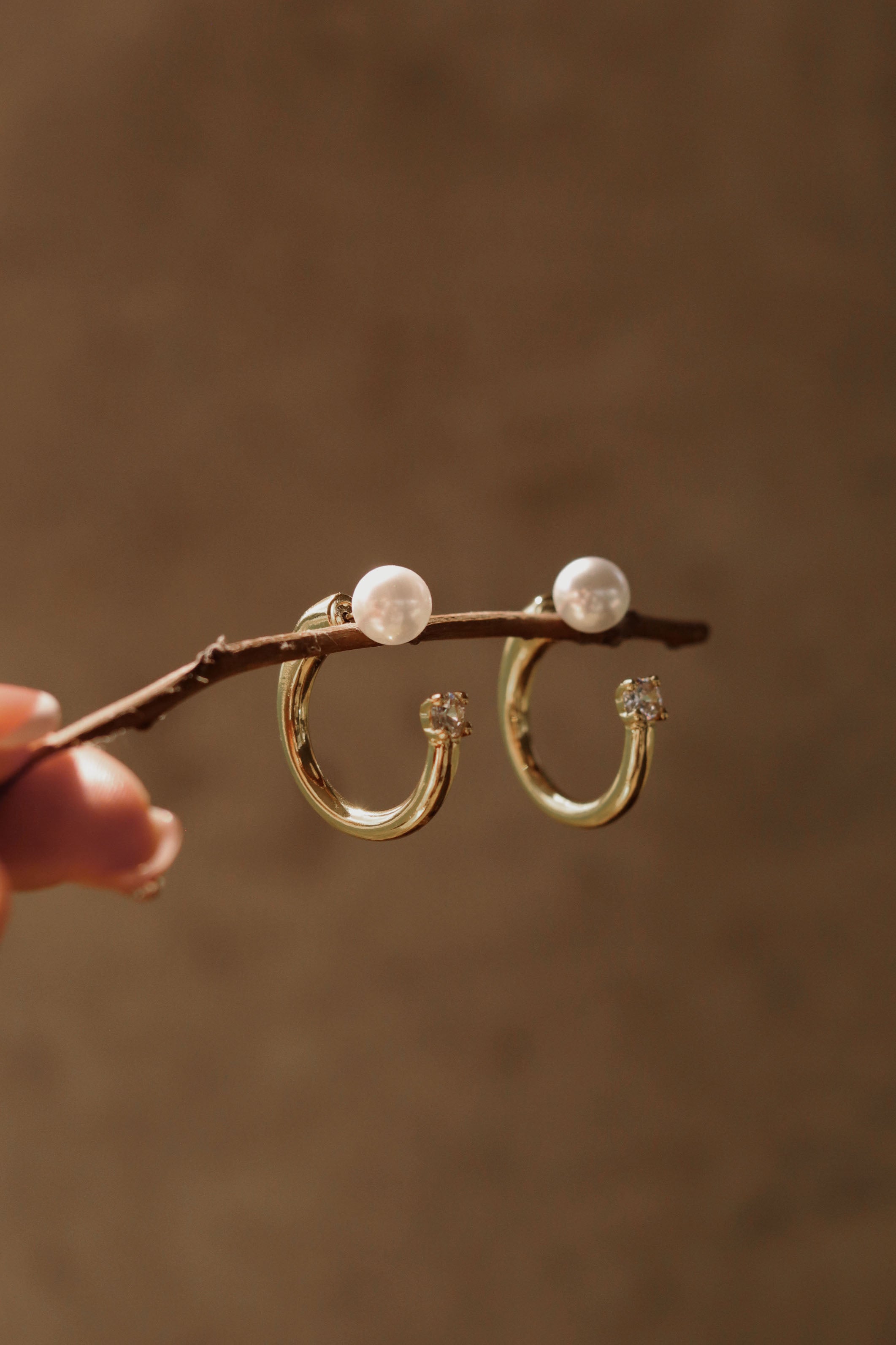 Exquisite Women's Pearl Earrings Half-enclosed Gold Earrings Simple Pearl Earrings