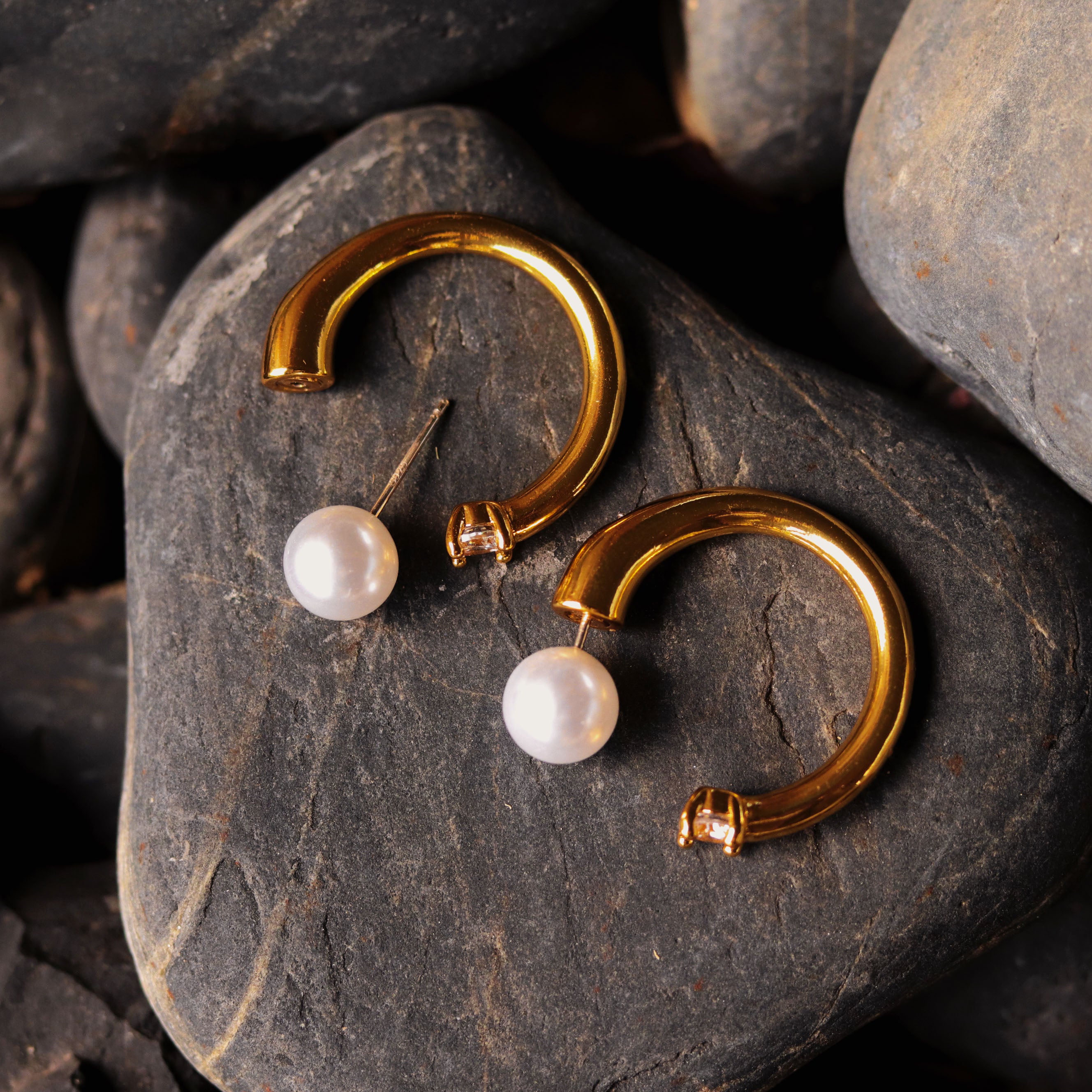 Exquisite Women's Pearl Earrings Half-enclosed Gold Earrings Simple Pearl Earrings