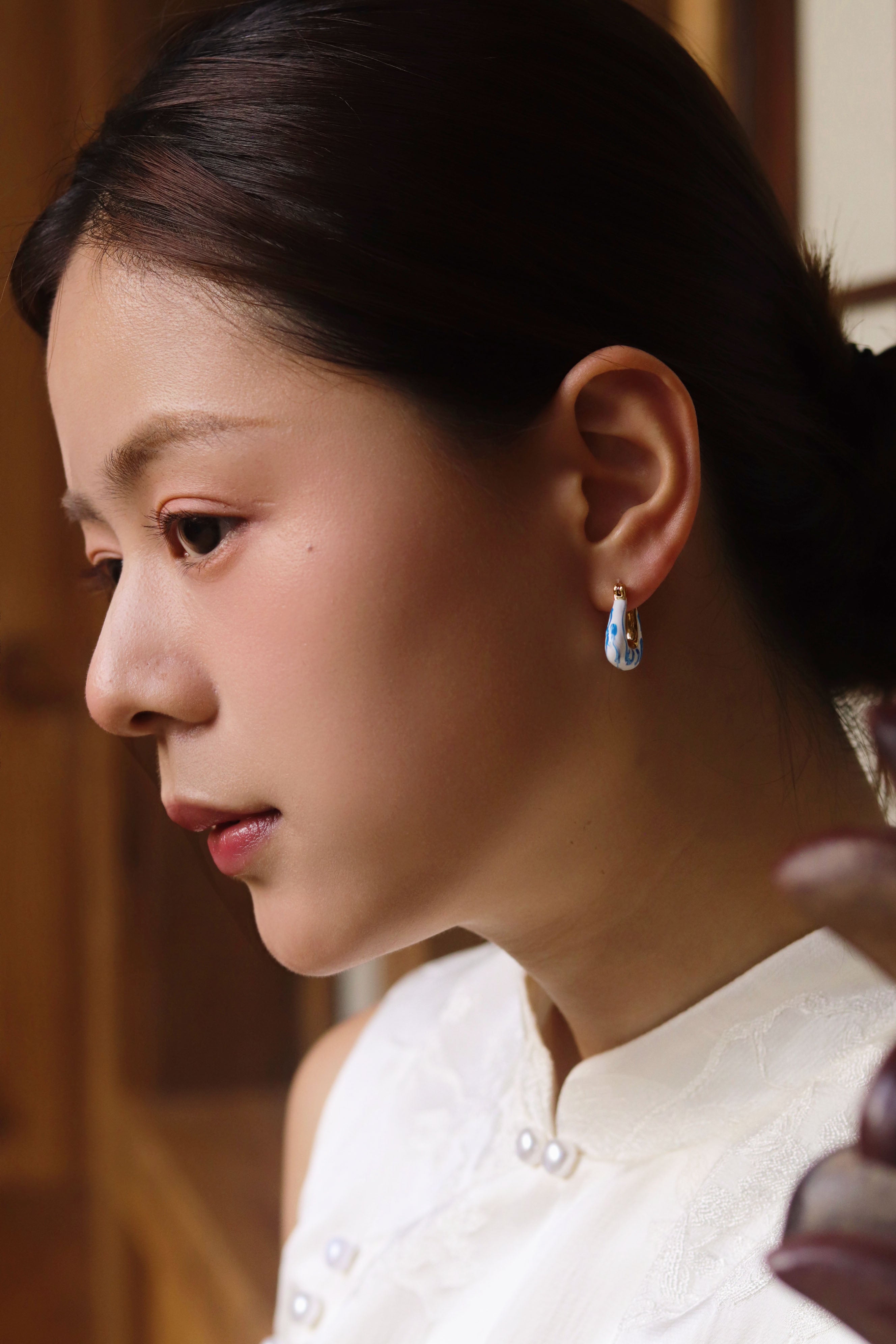 YUHE Ethnic Blue-and-White Porcelain U-Shaped Earrings