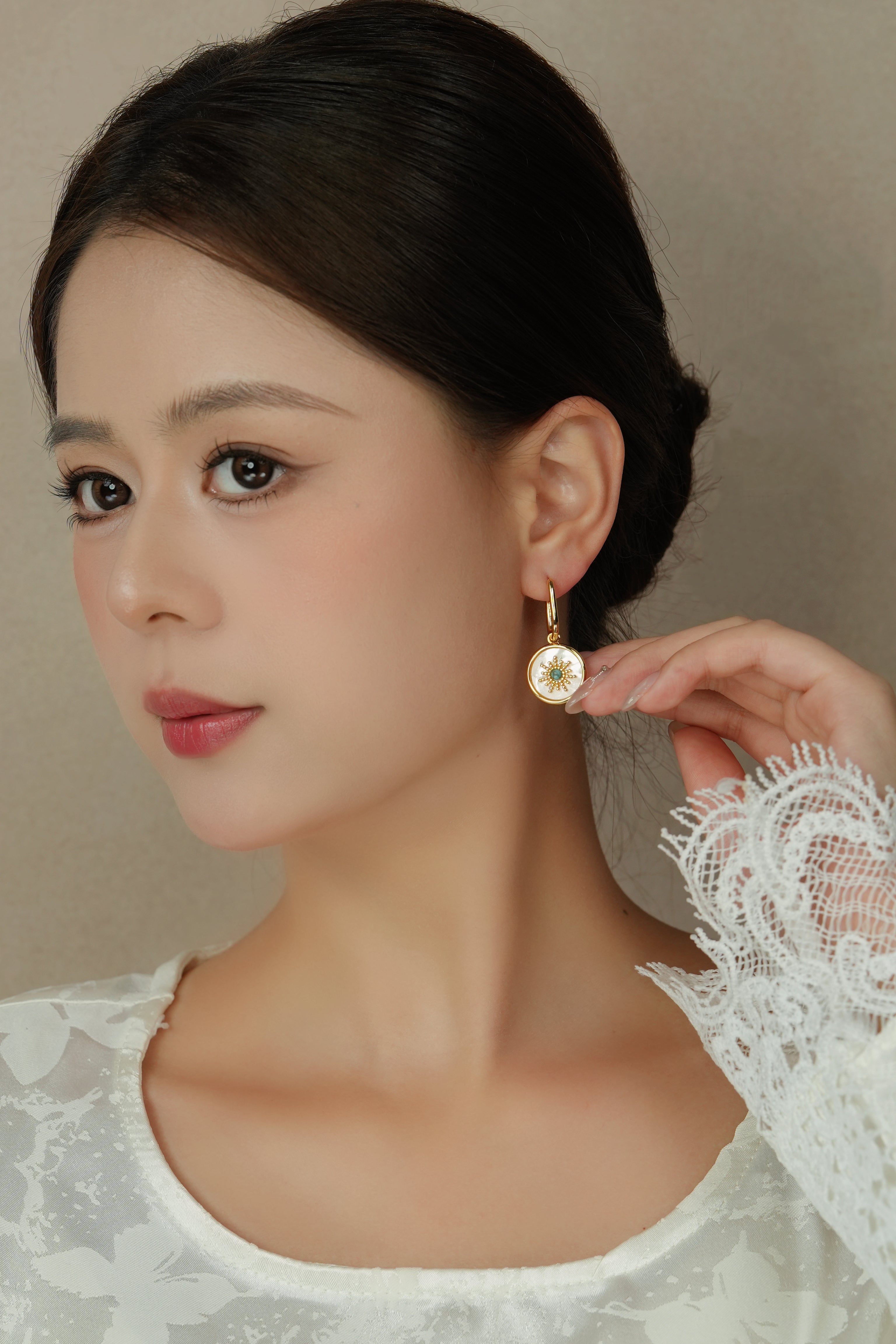 Fashion Design Sun Shape Earrings Shell Natural Stone Earrings Vintage Exquisite Earrings Women Jewelry