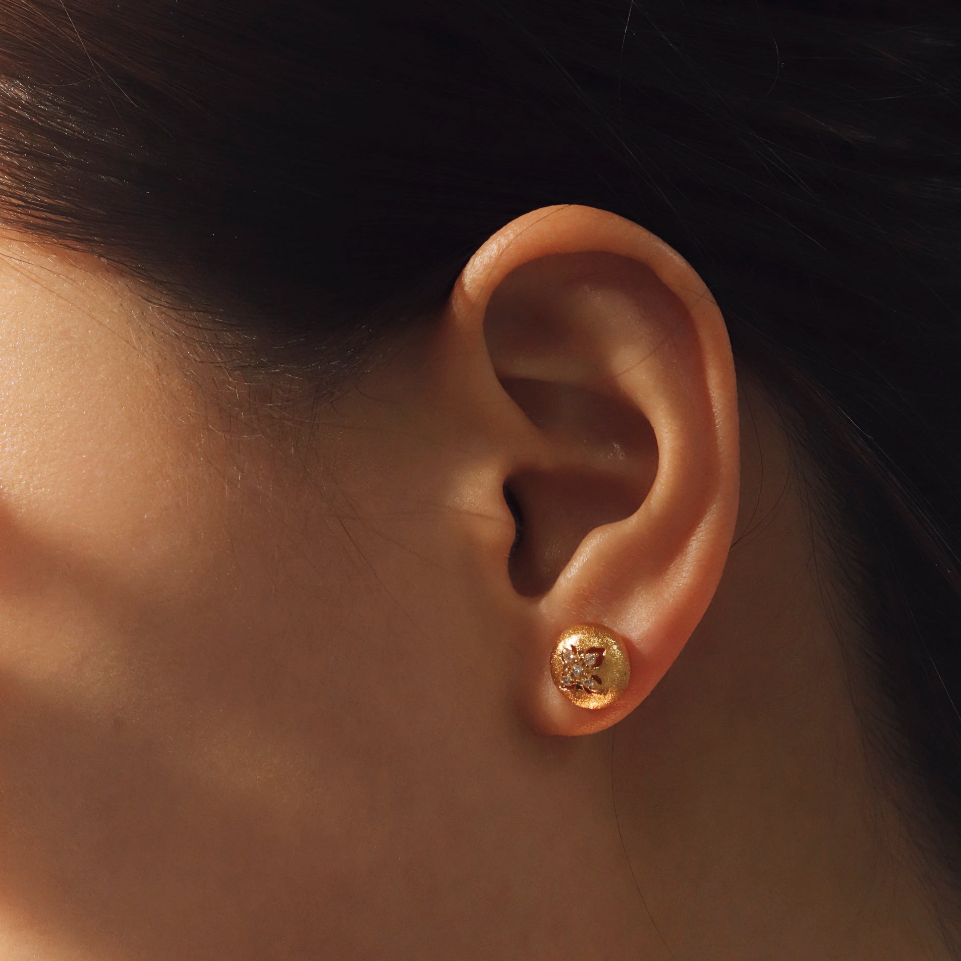 YUHE Vintage Brushed Clover Diamond Earrings