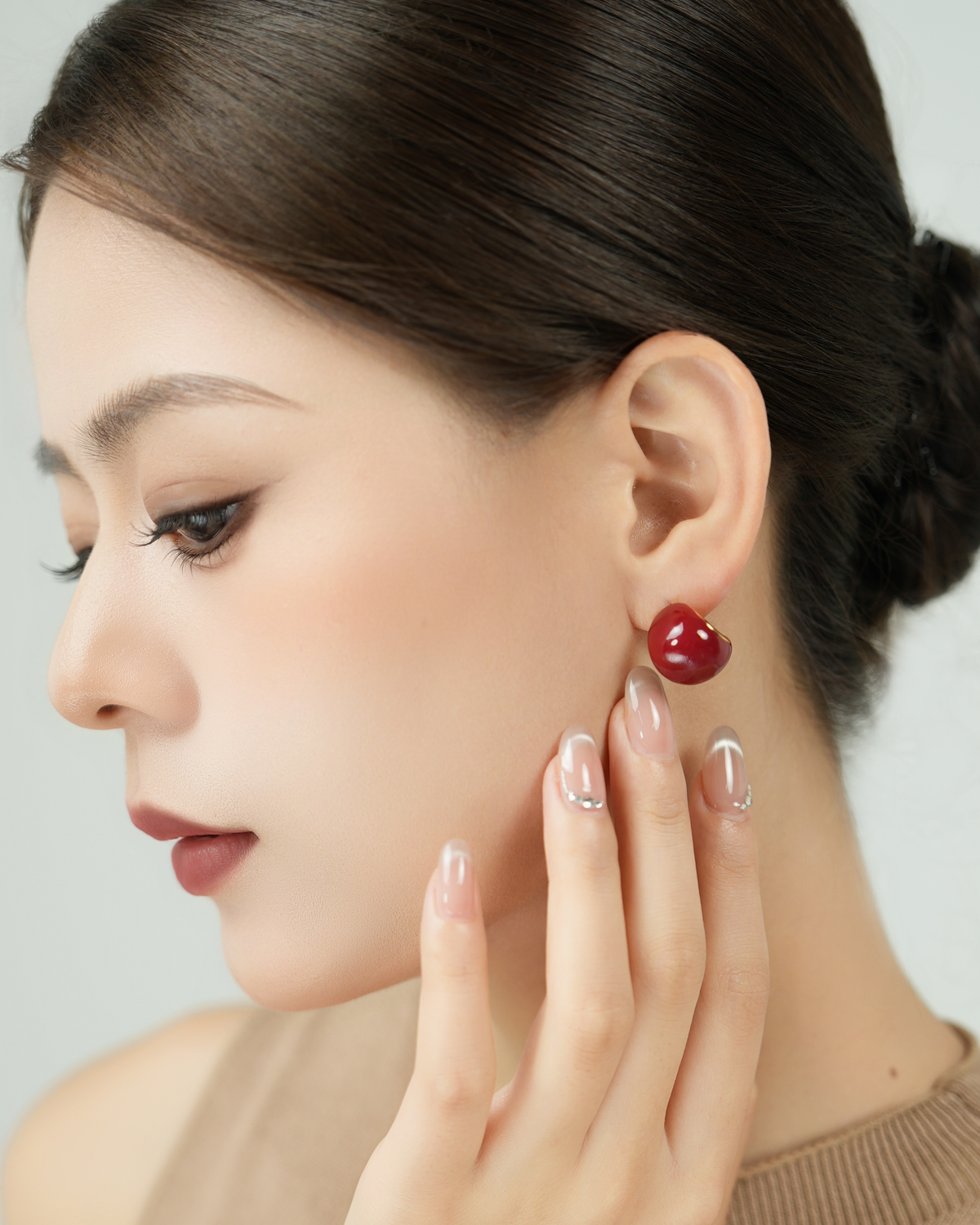 Model wearing modern fine jewelry for everyday elegance and subtle luxury