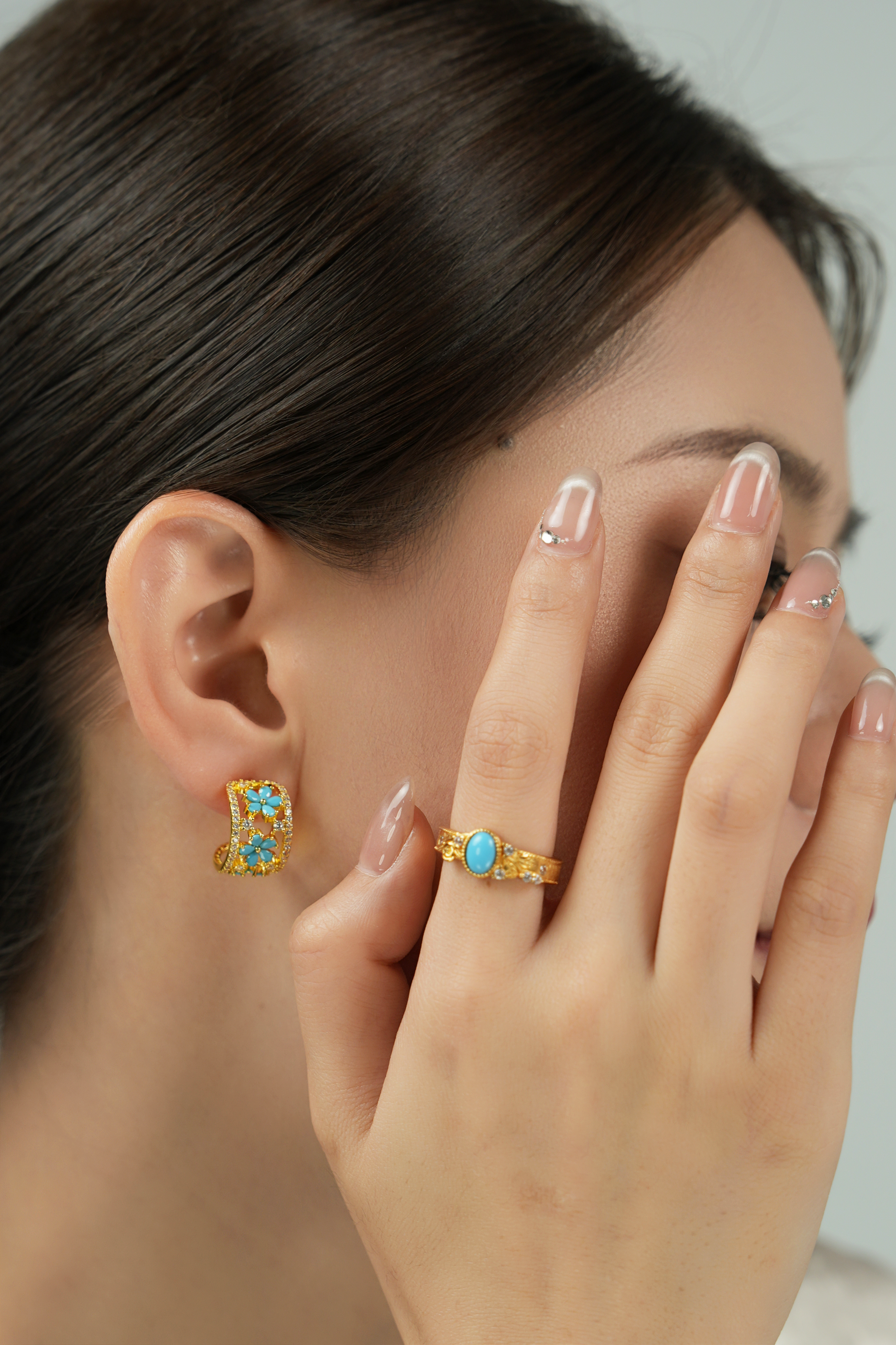 Vintage Gold Hollow Flower C-shaped Earrings Turquoise Zircon Shining Earrings