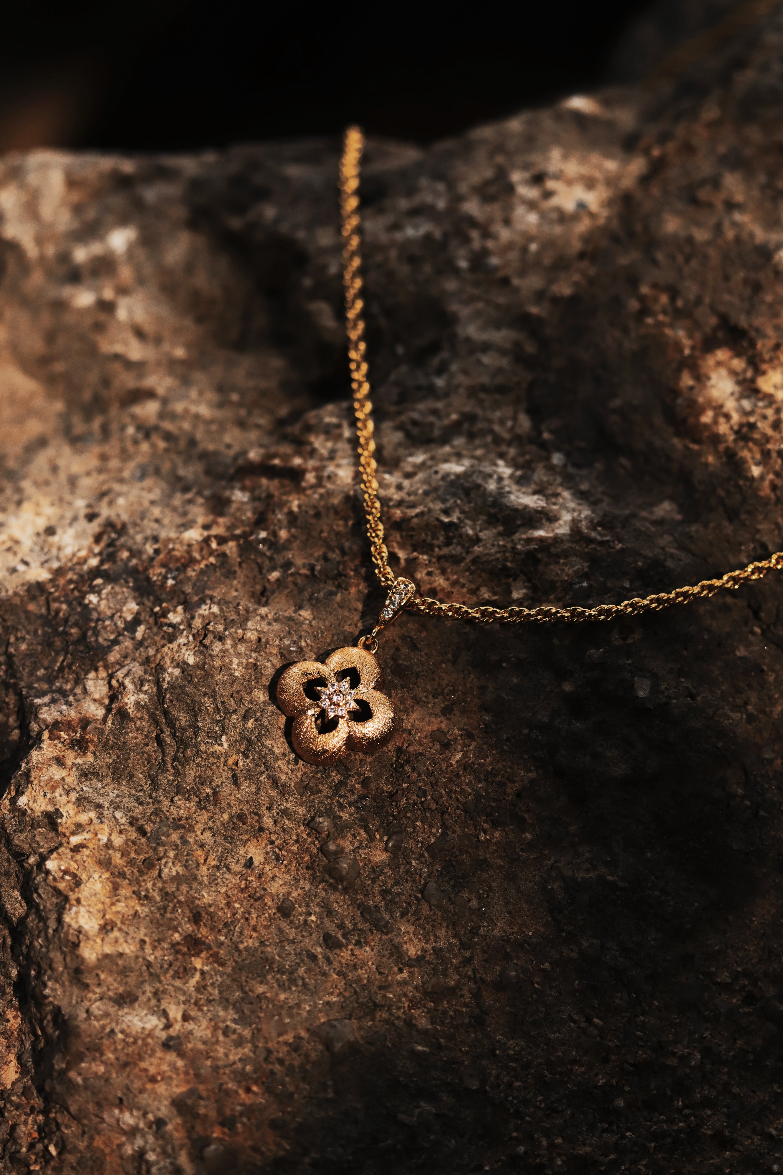 YUHE Vintage Brushed Clover Necklace Retro Elegance