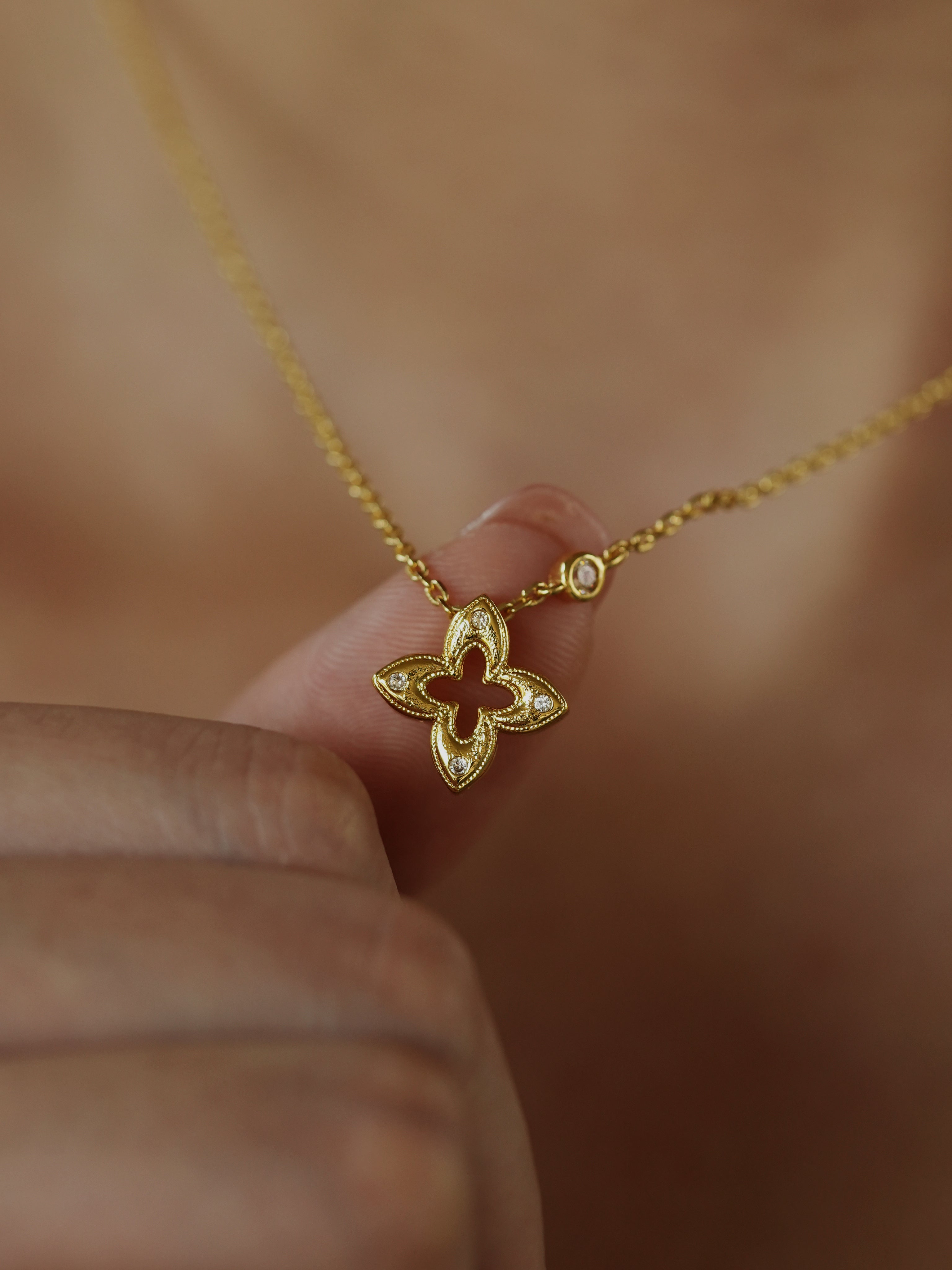 YUHE Brushed Gold Clover Necklace with Zircon