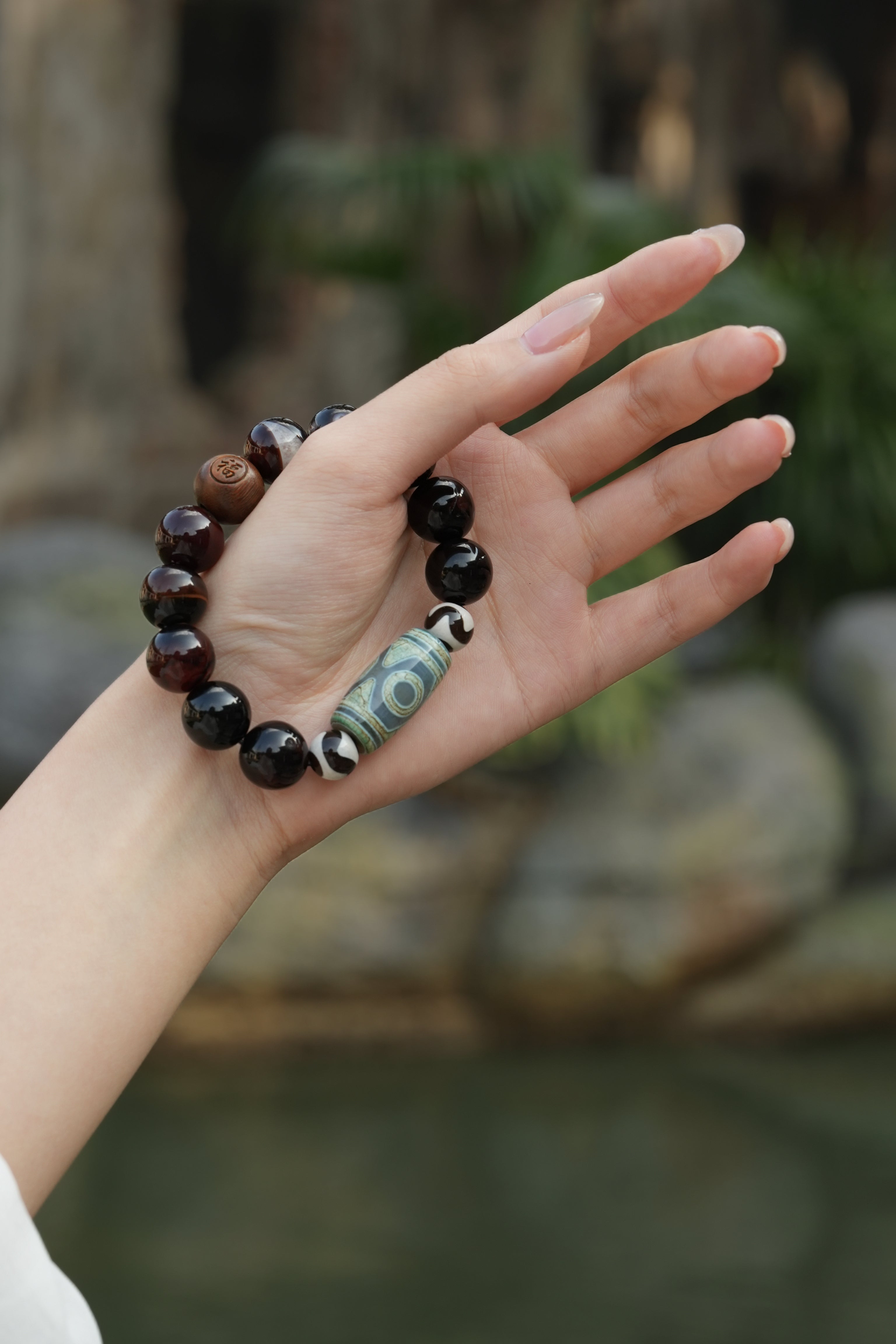 Tibetan Dzi Agate Sandalwood Bracelet